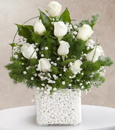 9 beyaz gül vazosu  Balıkesir çiçek satışı 