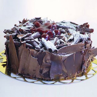 pasta yolla 4 ile 6 kisilik visneli çikolatali yas pasta  Balıkesir çiçek siparişi sitesi 