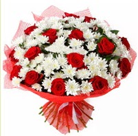 11 adet kırmızı gül ve beyaz kır çiçeği  Balıkesir internetten çiçek satışı 