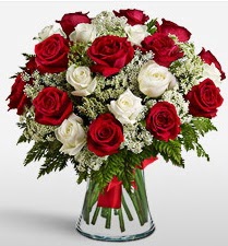 Vazoda 12 kırmızı 12 beyaz gül tanzimi  Balıkesir uluslararası çiçek gönderme 