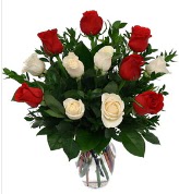 Vazo içerisinde 6 kırmızı 6 beyaz gül  Balıkesir hediye çiçek yolla 