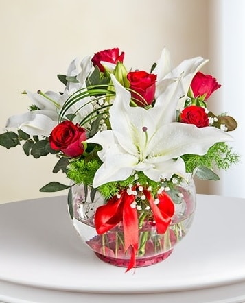 Fanus Vazoda 2 Lilyum ve 5 Gül Dansı  Balıkesir çiçek gönderme 